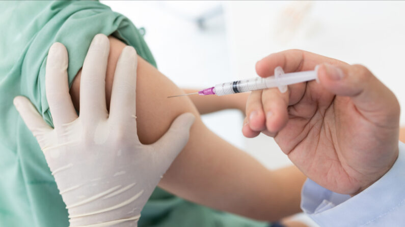 Cette nouvelle classification n'est pas de nature à calmer la défiance envers les vaccins, toujours plus croissante depuis la pandémie de Covid-19. (Photo: Tong_stocker/Shutterstock)