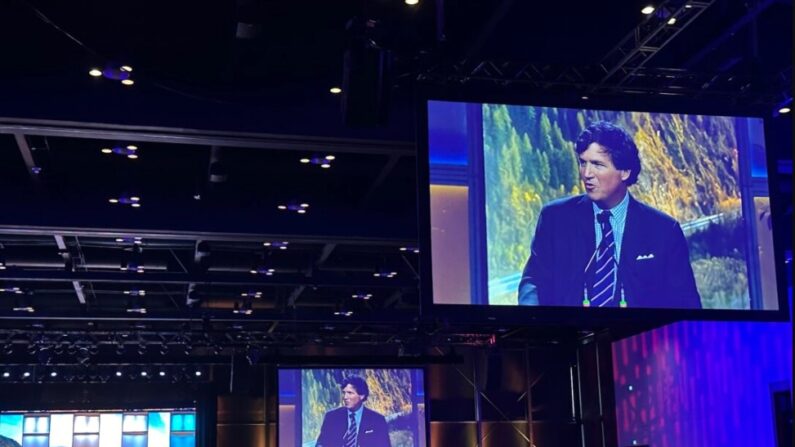 Le journaliste américain Tucker Carlson a pris la parole au Centre des congrès TELUS de Calgary au Canada, le 24 janvier 2024. (Omid Ghoreishi/Epoch Times)