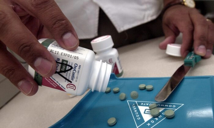 « Meta a approuvé tout au long de l'année 2024 des publicités qui étaient conçues pour vendre des drogues, notamment “des boîtes d'OxyContin” », soulignent les élus.(Photo Darren McCollester/Getty Images)