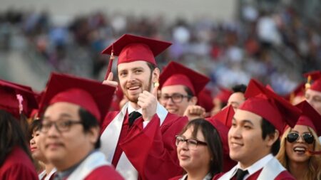 Près de la moitié des diplômés de l’enseignement supérieur aux États-Unis occupent des emplois inférieurs à leur qualification, selon une enquête