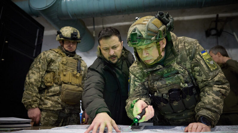 Le général Oleksandre Syrsky montre des cartes au Président de l'Ukraine Volodylyr Zelensky à Koupiansk, le 30 novembre 2023. (Photo Flickr/CC0 1.0 Universal) 