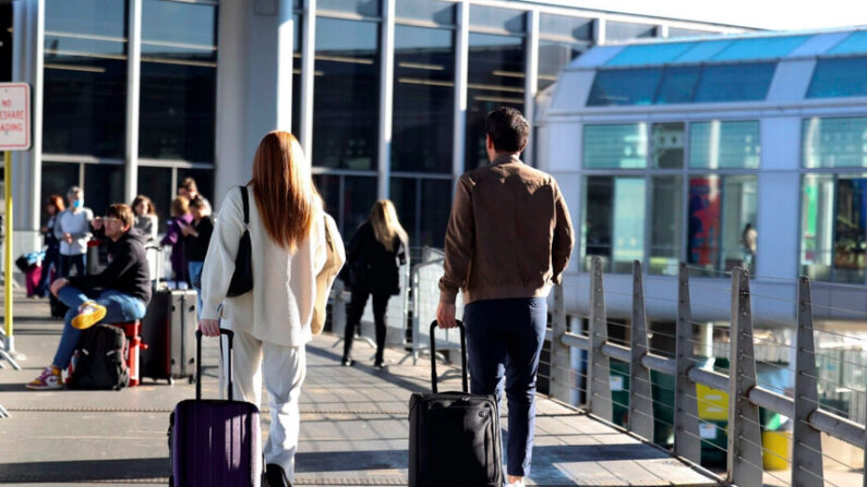 Des passagers dans une zone de prise en charge de covoiturage à l'extérieur de l'aéroport international O'Hare, le 20 octobre 2023. (Trent Sprague/Chicago Tribune/TNS)