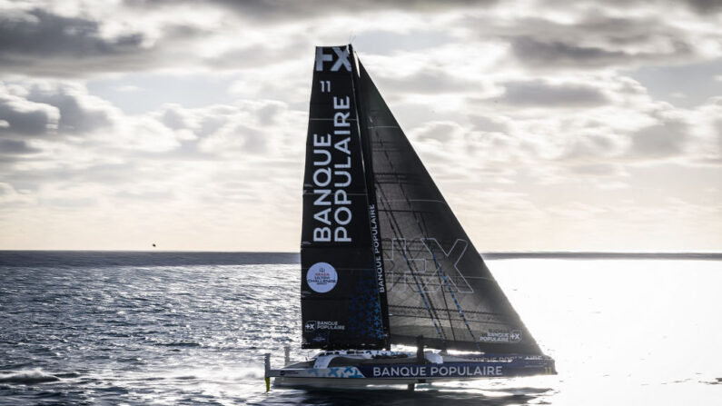 Charles Caudrelier est revenu vendredi dans l'Atlantique nord, tandis que son premier poursuivant Armel Le Cléac'h a fait escale au Brésil en raison d'une nouvelle avarie. (Photo  : LOIC VENANCE/AFP via Getty Images)