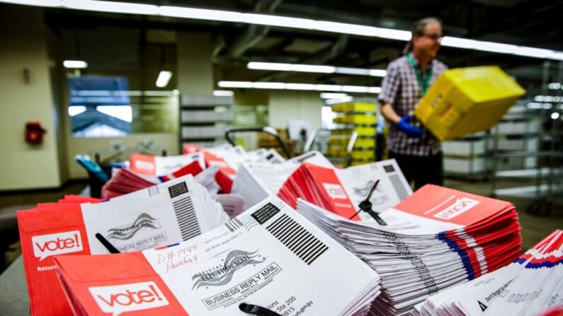 Des enveloppes vides de bulletins de vote par correspondance sur une table dans l'État de Washington, le 10 mars 2020. (Jason Redmond/AFP via Getty Images)