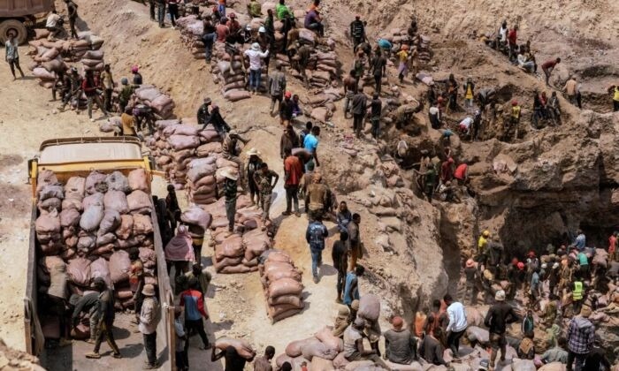 Vue générale des mineurs qui travaillent à la mine artisanale de cobalt de Shabara près de Kolwezi, en République démocratique du Congo, le 12 octobre 2022. (Junior Kannah/AFP via Getty Images)