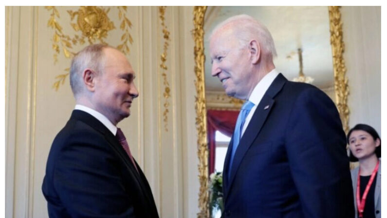 Vladimir Poutine serre la main de Joe Biden lors de leur rencontre à Genève, en Suisse, le 16 juin 2021. (Mikhail Metzel/Sputnik/AFP via Getty Images)