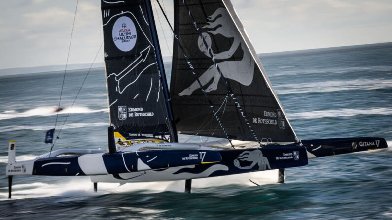 Après 50 jours en mer  Charles Caudrelier va franchir mardi la ligne d'arrivée de l'Ultim Challenge à Brest, et remporter cette première course autour du monde en solitaire en trimaran. (Photo : LOIC VENANCE/AFP via Getty Images)