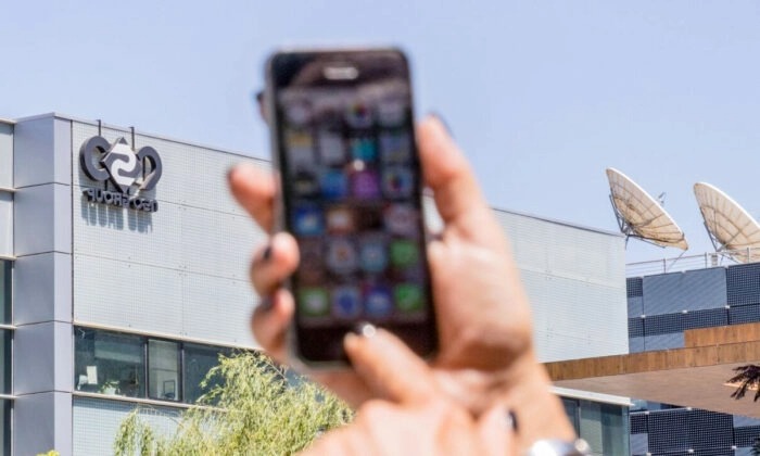 Une femme utilise son iPhone. (Jack Guez/AFP via Getty Images)