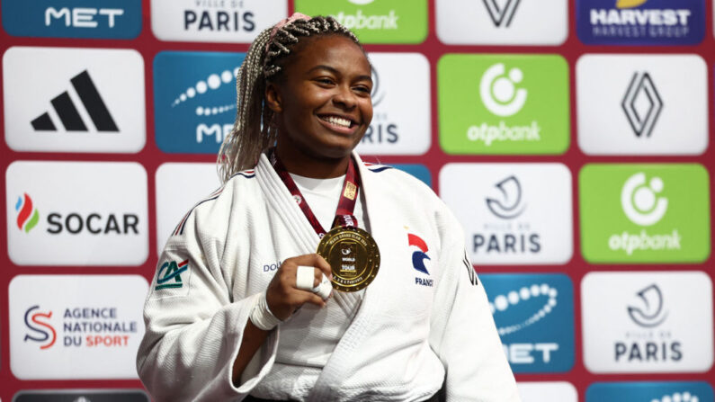 Romane Dicko a survolé le Grand Chelem de Bakou dimanche pour ramener la seule médaille d'or française du week-end. (Photo : EMMANUEL DUNAND/AFP via Getty Images)