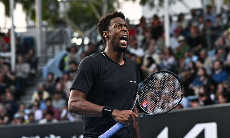 Gaël Monfils, s'est qualifié pour le 2e tour du tournoi ATP 500 de Rotterdam, en battant le Canadien Denis Shapovalov, mercredi.  (Photo : LILLIAN SUWANRUMPHA/AFP via Getty Images)