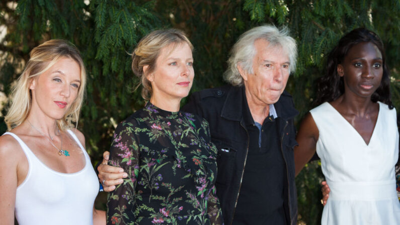 L'actrice et membre du jury Ludivine Sagnier (à g.), l'actrice  et présidente du jury Karin Viard (2e à g.), le réalisateur Jacques Doillon (2e à dr.) et l'actrice et membre du jury Eye Haidara posent lors d'un photocall le jour de l'ouverture du 11e Festival du film francophone d'Angoulême, le 21 août 2018. (Photo YOHAN BONNET/AFP via Getty Images)