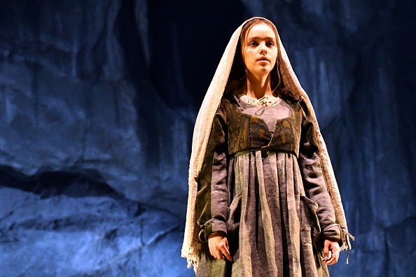 Eyma Scharen interprète Bernadette Soubirous lors d'une répétition de la comédie musicale Bernadette de Lourdes, à Tarbes le 7 juin 2019. (Photo LAURENT DARD/AFP via Getty Images)