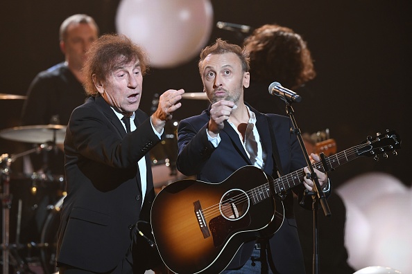 Le chanteur et auteur-compositeur français Alain Souchon (à gauche) et son fils le guitariste français Pierre Souchon (à droite), le 14 février 2020 à la salle de concert Seine Musicale à Boulogne-Billancourt.  (ALAIN JOCARD/AFP via Getty Images)