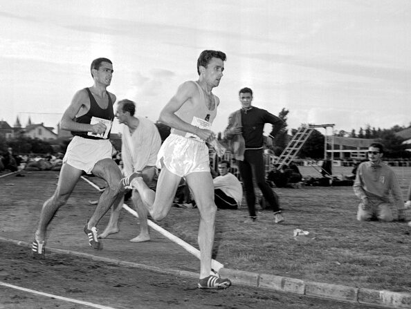 Michel Jazy mène le train devant l'Australien Ron Clarke, le 24 juin 1965 lors d'une réunion à Melun, au cours de laquelle il a établi deux nouveaux records du monde, celui des 2 miles et celui du 3000 m. (Photo STAFF/AFP via Getty Images)