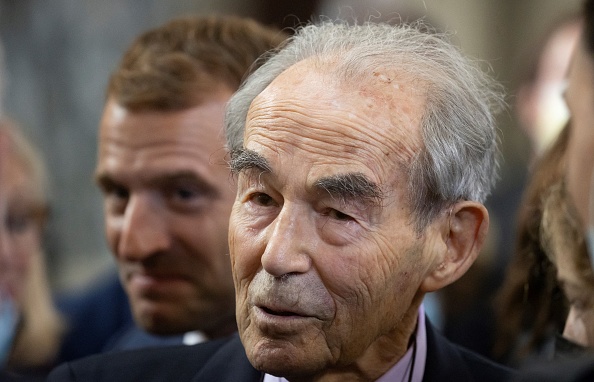 Le Président Emmanuel Macron et l'ancien ministre de la Justice Robert Badinter assistent à la commémoration du 40e anniversaire de l'abolition de la peine de mort au Panthéon, à Paris le 9 octobre 2021. (Photo IAN LANGSDON/POOL/AFP via Getty Images)