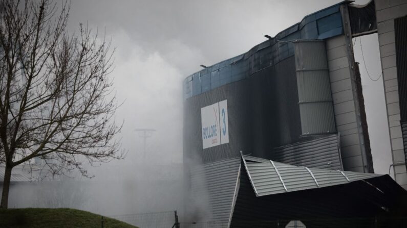 Un entrepôt industriel de Bolloré Logistics abritant des batteries au lithium a pris feu, le 17 janvier 2023. (Photo LOU BENOIST/AFP via Getty Images)