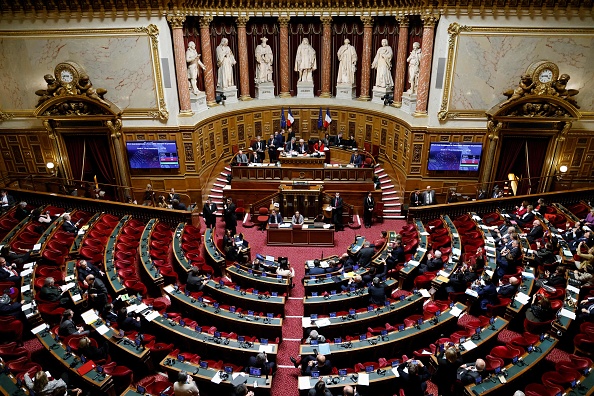 Vue des écrans affichant les résultats du vote du Sénat sur un projet de loi  pour la constitutionnalisation du droit à l'avortement au Sénat le 1er février 2023. (Photo  LUDOVIC MARIN/AFP via Getty Images)