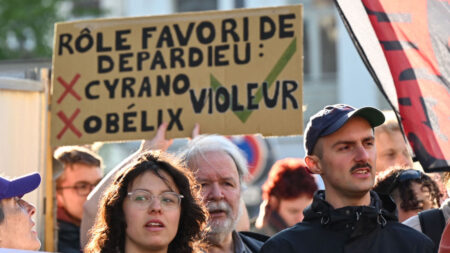 Il l’a « attrapée » puis pelotée sur le tournage des Volets verts en 2021: une nouvelle plainte contre Gérard Depardieu