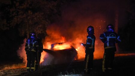 Essonne: découverte du corps calciné d’une quinquagénaire, dans une voiture brûlée à Étiolles