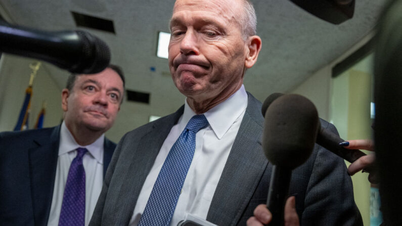 Le PDG de Boeing, Dave Calhoun, s'adresse aux journalistes à Washington, DC, le 24 janvier 2024. Le PDG de Boeing, Dave Calhoun, a reconnu mercredi la "gravité" des questions de sécurité auxquelles est confrontée la société, alors qu'il répondait aux questions sur l'incident quasi fatal de l'avion d'Alaska Airlines. (Photo by Jim WATSON / AFP) (Photo by JIM WATSON/AFP via Getty Images)