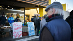 Les agriculteurs bloquent l’entrée des supermarchés pour « dénoncer le comportement inapproprié de la grande distribution »