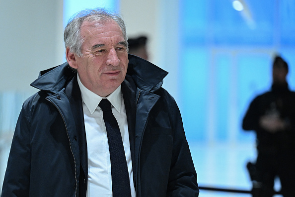 Le chef du parti centriste MoDem François Bayrou arrive au tribunal judiciaire des Batignolles, le 5 février 2024. (Photo MIGUEL MEDINA/AFP via Getty Images)