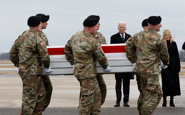 Le Président américain Joe Biden et la Première dame Jill Biden se recueillent alors qu'une équipe de transport de l'armée déplace une caisse de transfert drapée contenant la dépouille du sergent Breonna Moffett, le 02 février 2024 à Dover, Delaware. (Photo Kevin Dietsch/Getty Images)