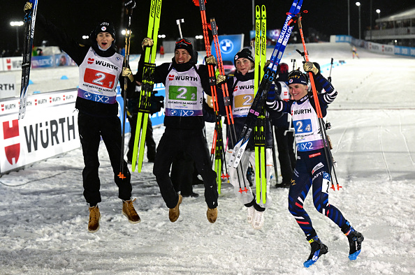 Éric Perrot, Quentin Fillon Maillet, Justine Braisaz-Bouchet et Julia Simon célèbrent leur victoire dans l'épreuve du relais mixte 4 x 6 km des championnats du monde de biathlon à Nove Mesto en République tchèque, le 7 février 2024. (Photo MICHAL CIZEK/AFP via Getty Images)