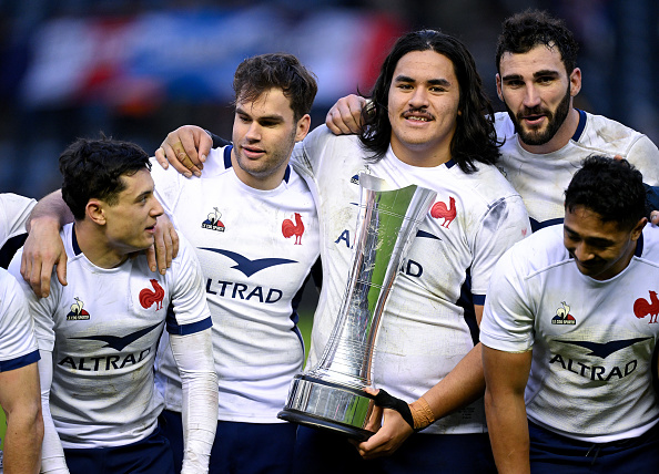 Posolo Tuilagi porte le trophée Auld Alliance après la victoire de la France contre l’Écosse au stade de Murrayfield, à Édimbourg le 10 février 2024. (Photo by Stu Forster/Getty Images)