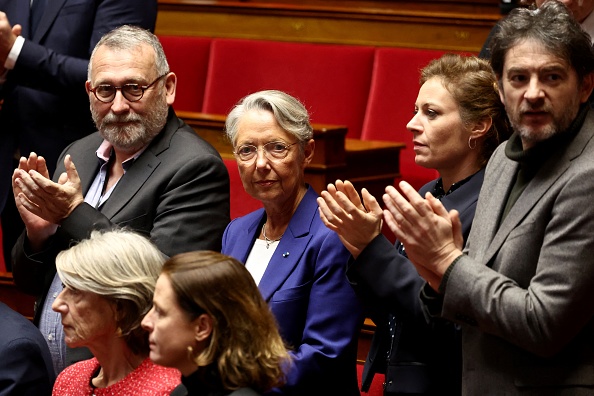 L'ancienne Première ministre Élisabeth Borne (au c.) et ses collègues députés à l'ouverture d'une séance de questions au gouvernement à l'Assemblée nationale, le 13 février 2024. (Photo EMMANUEL DUNAND/AFP via Getty Images)