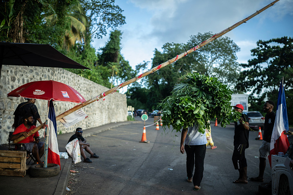 Des collectifs de citoyens érigent des barrages sur les routes pour protester contre l'immigration irrégulière et l'insécurité. (Photo JULIEN DE ROSA/AFP via Getty Images)