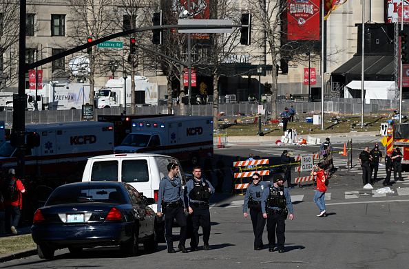 Des policiers patrouillent à l'extérieur de la gare Union Station après que des coups de feu ont été tirés lors de la parade du Super Bowl, le 14 février 2024 à Kansas City. (Photo ANDREW CABALLERO-REYNOLDS/AFP via Getty Images)