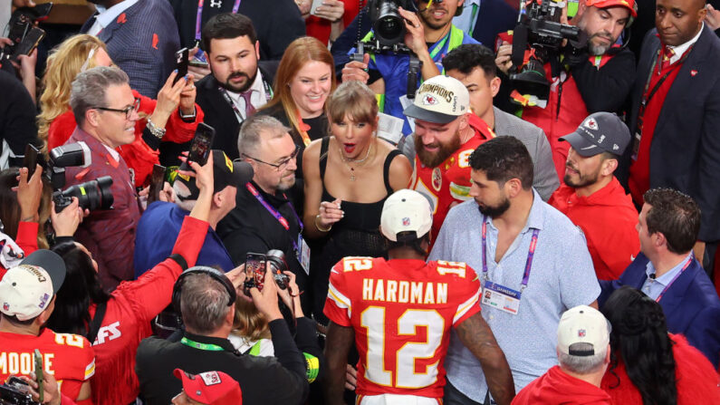 LAS VEGAS, NEVADA - 11 FÉVRIER : Travis Kelce #87 et Taylor Swift après avoir battu les San Francisco 49ers 25-22 pendant le Super Bowl LVIII au Allegiant Stadium le 11 février 2024 à Las Vegas, Nevada. (Photo par Michael Reaves/Getty Images)