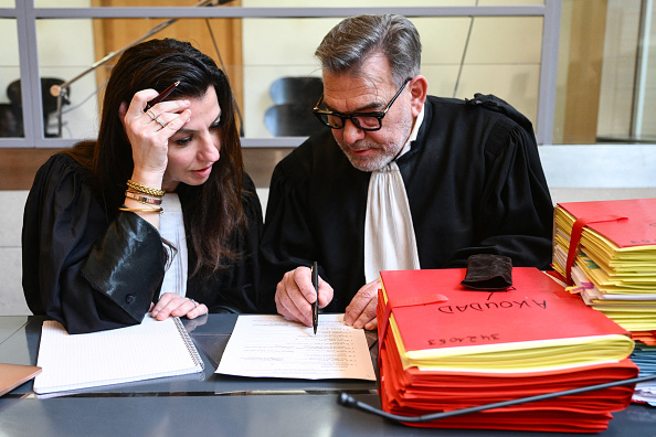 Les avocats de l'accusé Elise Arfi (à g.) et Franck Berton travaillent avant le début du procès pour meurtre à la Cour d'assises du Vaucluse à Avignon le 19 février 2024. (Photo CHRISTOPHE SIMON/AFP via Getty Images)