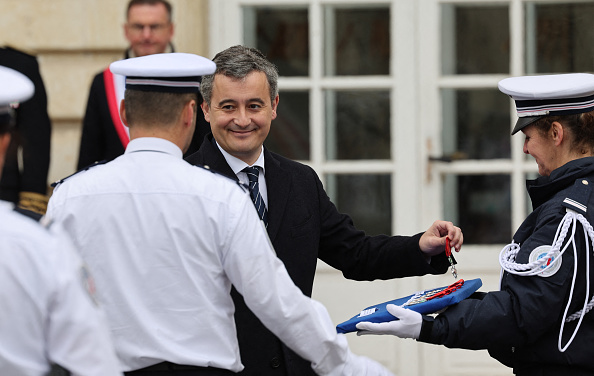 Le 19 février 2024, Gérald Darmanin a décoré neuf policiers intervenus « au péril de leur vie » lors de l’attentat d’Arras. (Photo DENIS CHARLET/AFP via Getty Images)