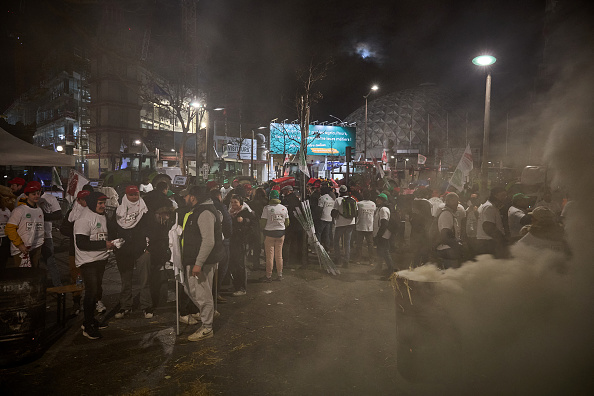 Les agriculteurs à l'entrée du Salon de l'agriculture, Porte de Versailles, le 24 février 2024 à l'aube. (Photo KIRAN RIDLEYKIRAN RIDLEY/AFP via Getty Images)