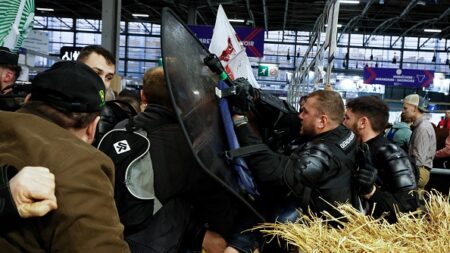 Macron arrivé sous les sifflets au Salon de l’agriculture, des heurts avec les forces de l’ordre à l’intérieur