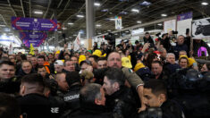 Les organisateurs « retardent » l’ouverture du Salon de l’agriculture, les visiteurs entonnent la Marseillaise