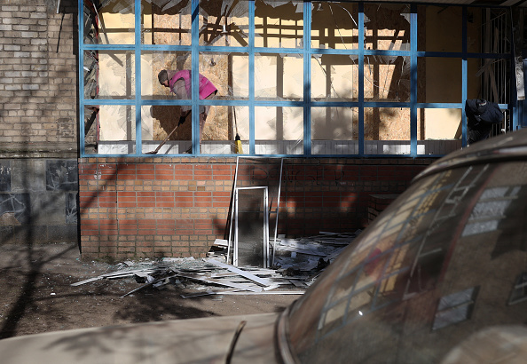 Un habitant nettoie les débris de verre après une attaque de missiles russes à Kostyantynivka, dans la région de Donetsk, le 25 février 2024. (Photo ANATOLII STEPANOV/AFP via Getty Images)