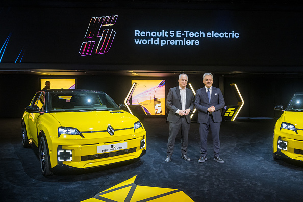 Luca De Meo, directeur général du groupe Renault, et Fabrice Cambolive, directeur général de la marque Renault, posent avec la Renault R5 E-Tech, voiture électrique présentée en première mondiale le 26 février 2024. (Photo FABRICE COFFRINI/AFP via Getty Images)