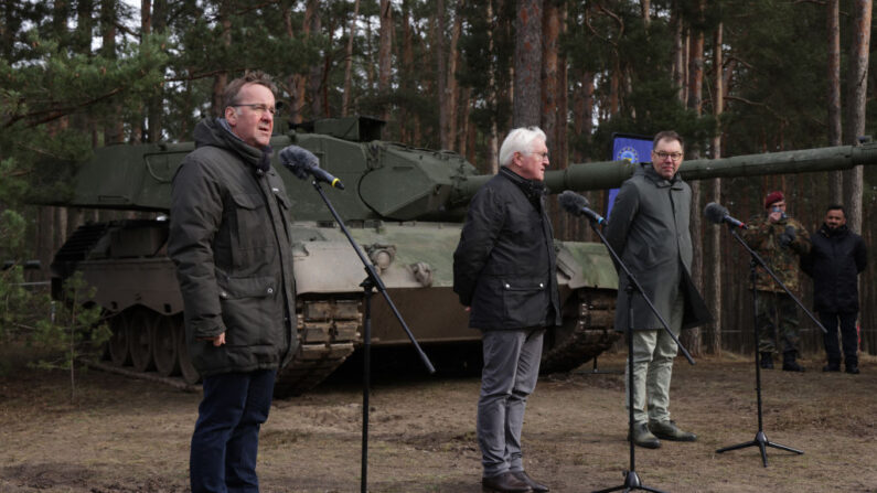 Le président allemand Frank-Walter Steinmeier (au c.), le ministre de la Défense Boris Pistorius (à g.) et l'ambassadeur ukrainien en Allemagne Oleksii Makeiev (à dr.) dans un centre d'entraînement militaire utilisé pour former les équipages ukrainiens, le 23 février 2024 près de Klietz, en Allemagne. (Photo Sean Gallup/Getty Images)