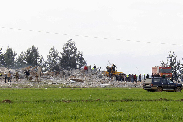 Des soldats libanais et du personnel des services d'urgence inspectent les décombres sur le site d'une frappe aérienne israélienne dans les environs de la ville de Baalbek, dans la plaine centrale de la Bekaa, le 26 février 2024. (Photo AFP via Getty Images)