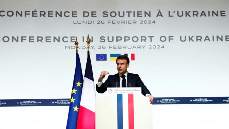 Le président français Emmanuel Macron s'exprime lors d'une conférence de presse à l'issue de la conférence internationale visant à renforcer le soutien occidental à l'Ukraine, au palais présidentiel de l'Élysée à Paris, le 26 février 2024.(Crédit photo GONZALO FUENTES/POOL/AFP via Getty Images)