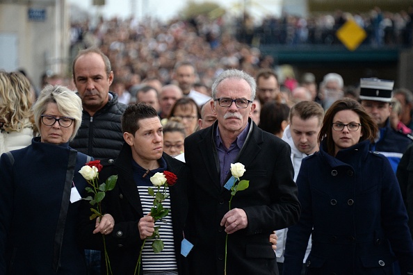 Les parents d'Alexia Daval assassinée et son mari Jonathann Daval (au c.) dirigent une marche silencieuse en mémoire d'Alexia à Gray, le 5 novembre 2017. (Photo SÉBASTIEN BOZON/AFP via Getty Images)