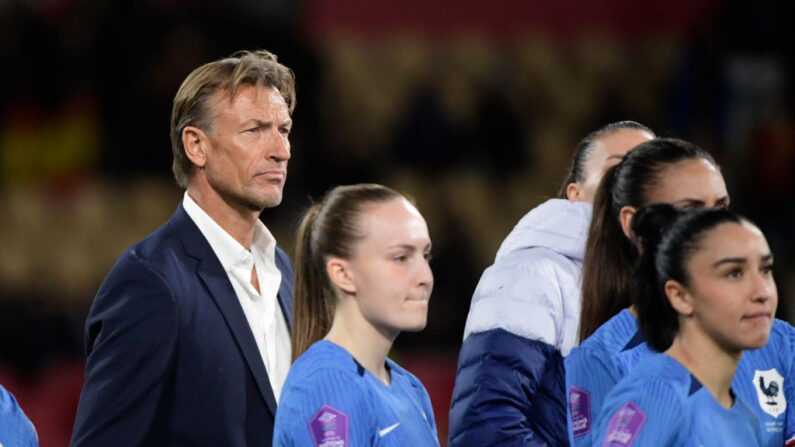 Battue mercredi par l'Espagne (2-0) pour sa première finale dans une compétition internationale, l'équipe de France féminine "a franchi une marche, pas la deuxième", a réagi Hervé Renard. (Photo : CRISTINA QUICLER/AFP via Getty Images)