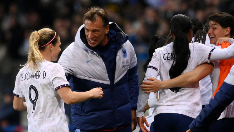 Hervé Renard a assuré que le Bleues sont "prêtes" pour affronter l'Allemagne ce soir (21h) en demi-finale de Ligue des nations féminine à Lyon. (Photo : FRANCK FIFE/AFP via Getty Images)