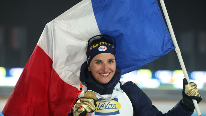 Julia Simon a survolé dimanche la poursuite des Mondiaux-2024 de biathlon à Nove Mesto, pour s'offrir le doublé deux jours après le sprint, avec une impressionnante domination. (Photo : Alex Grimm/Getty Images)