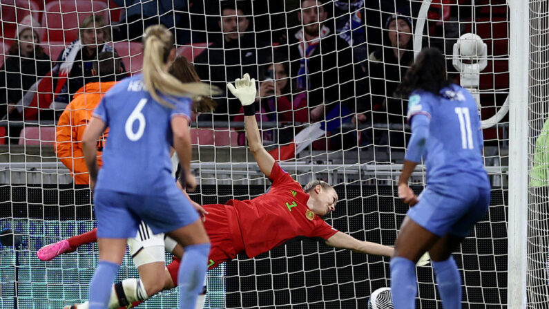 L'équipe de France féminine s'est qualifiée vendredi en finale de Ligue des nations féminine en éliminant ses meilleures ennemies allemandes (2-1) et poursuit sa route vers un premier titre majeur lors d'une compétition officielle. (Photo : FRANCK FIFE/AFP via Getty Images)