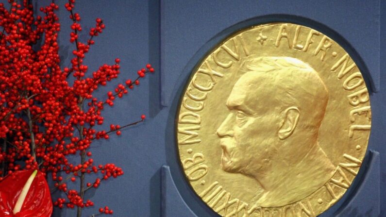 Une plaque représentant Alfred Nobel lors de la cérémonie de remise du prix Nobel de la paix 2008 à l'hôtel de ville d'Oslo, en Norvège, le 10 décembre 2008. (Chris Jackson/Getty Images)