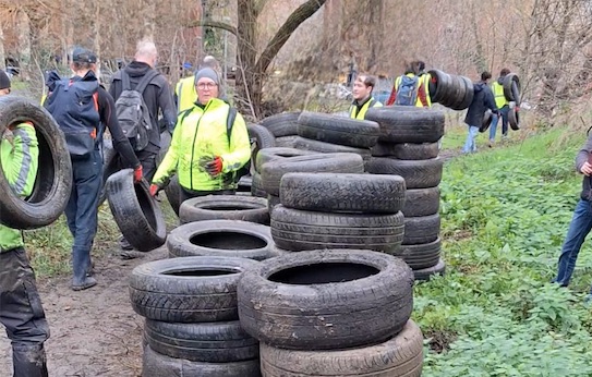 Parmi les nombreux déchets retirés des berges de la Garonne se trouvaient plus de 250 pneus. (Facebook/Champ d'actions)